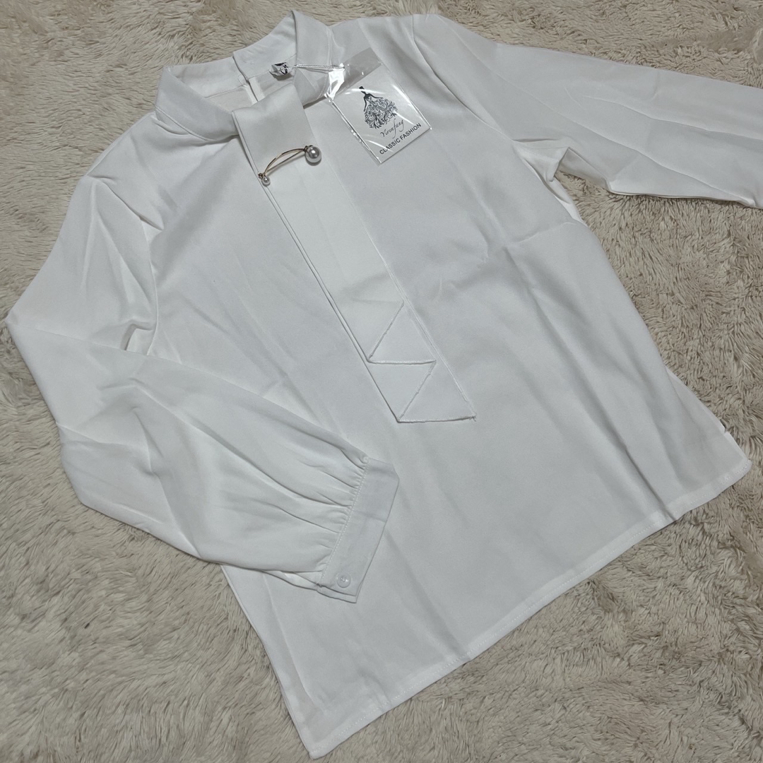 ブラウス　カットソー　ボウタイ　長袖　シャツ　オフィス　上品　綺麗め　白　パール レディースのトップス(シャツ/ブラウス(長袖/七分))の商品写真