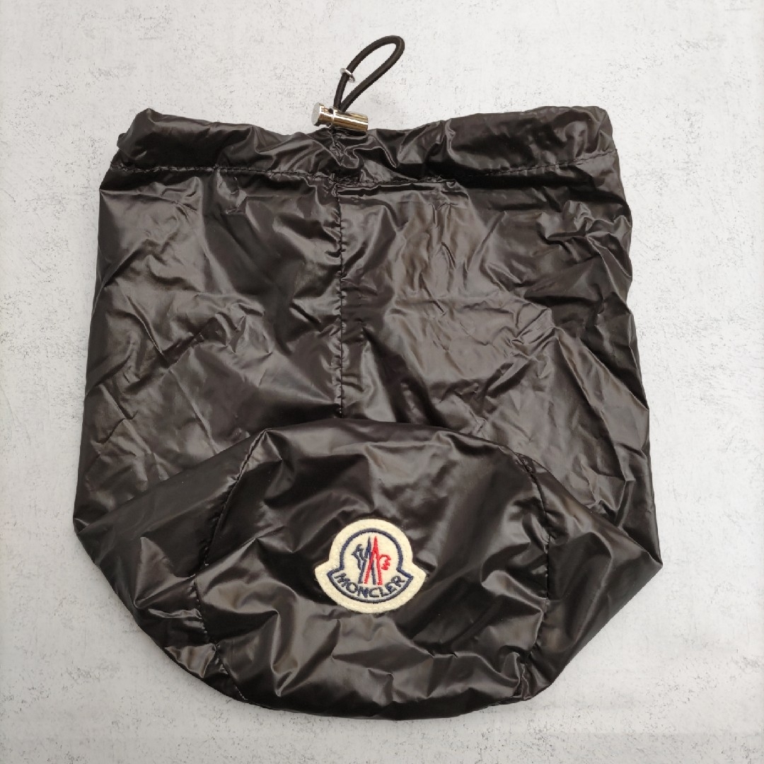 MONCLER(モンクレール)の【新品非売品】モンクレール(MONCLER）ライトダウン収納袋　ロゴワッペン メンズのジャケット/アウター(ダウンベスト)の商品写真