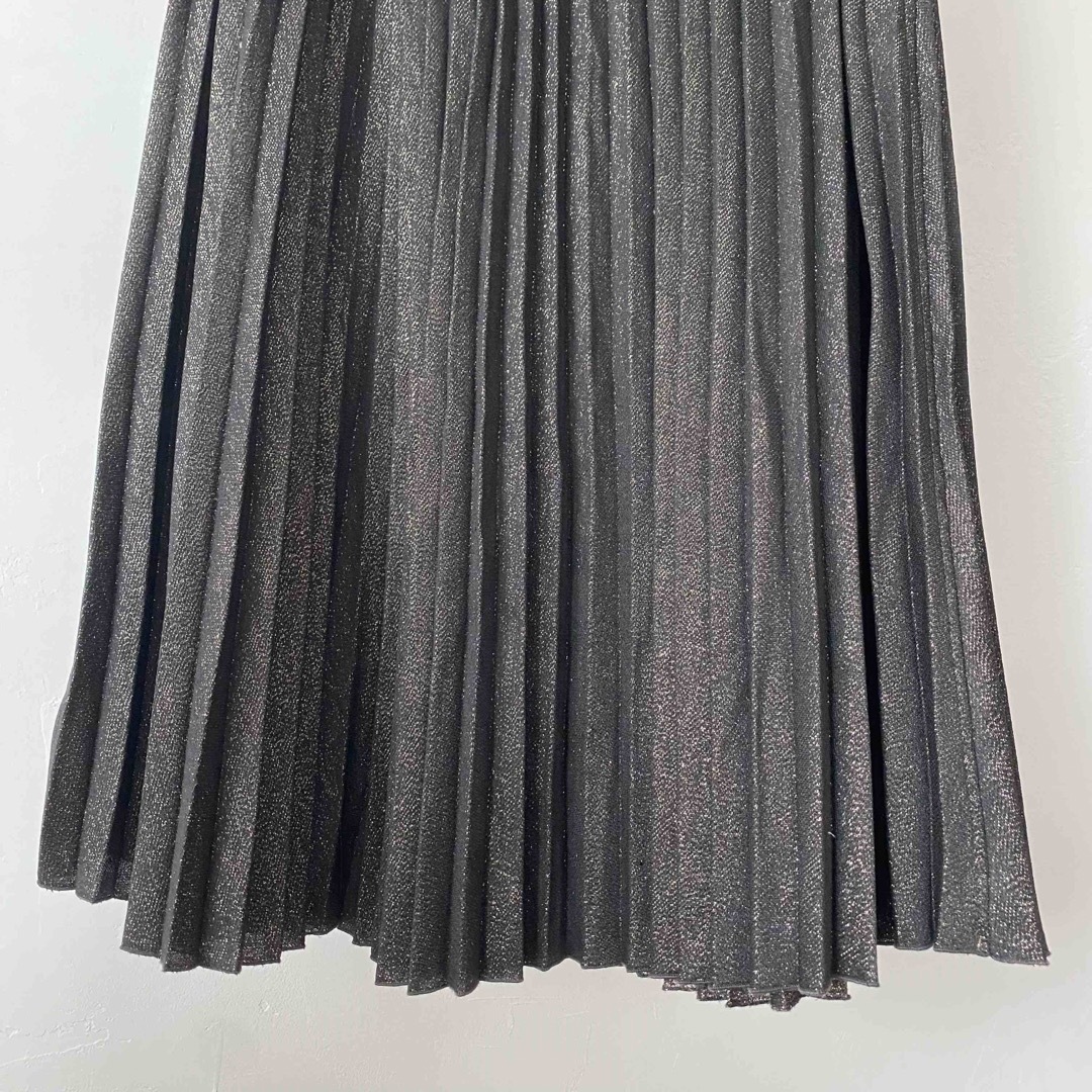 JEANASIS(ジーナシス)のジーナシス　ブラック　ゴールドラメ　プリーツ　ロングスカート　ボトムス　Fサイズ レディースのスカート(ロングスカート)の商品写真
