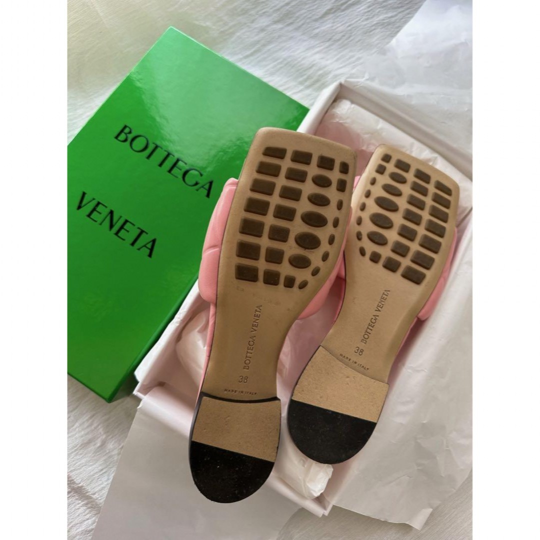 Bottega Veneta(ボッテガヴェネタ)のボッデガヴェネタ　ピンク　リド　レザーフラットシューズサンダルkn レディースの靴/シューズ(サンダル)の商品写真