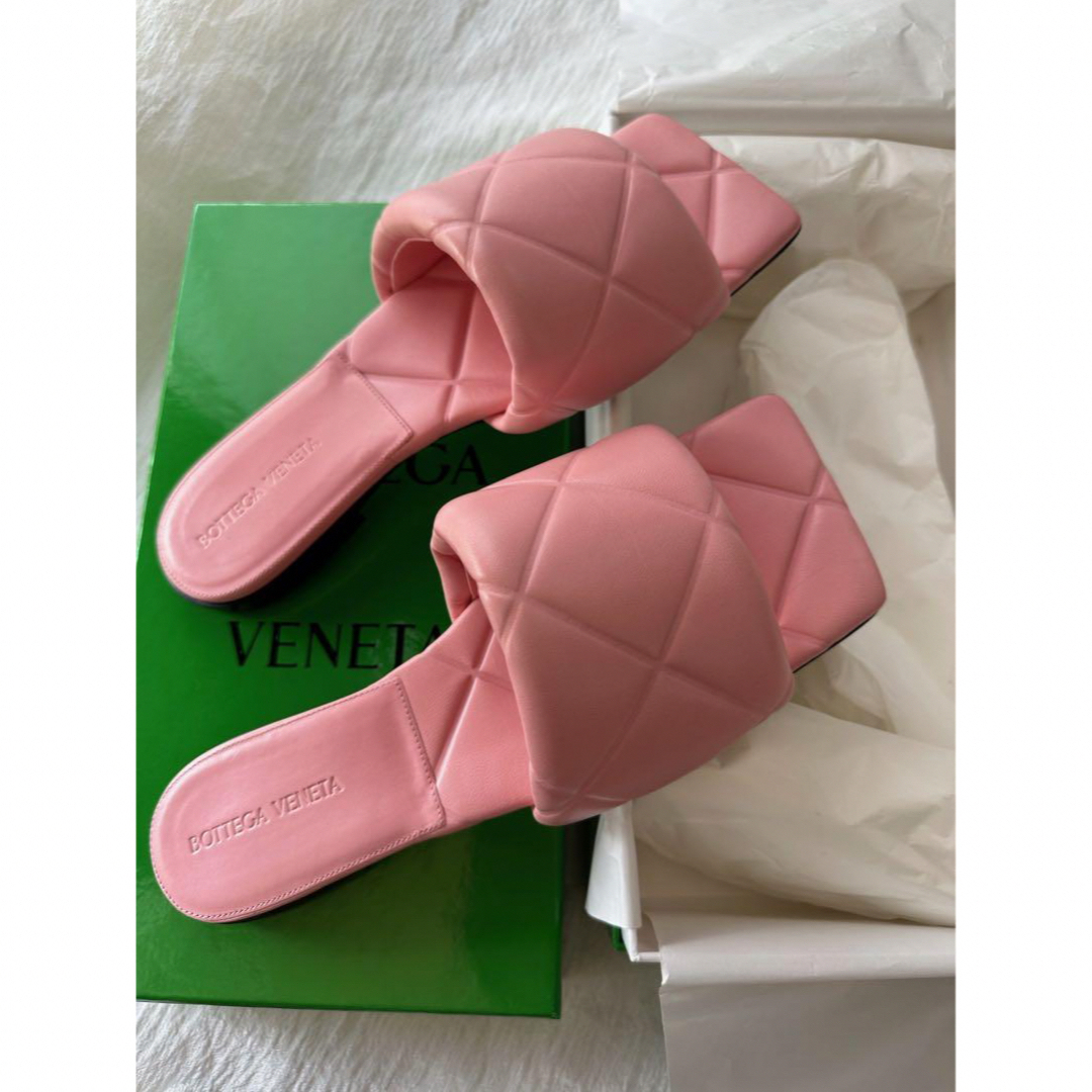 Bottega Veneta(ボッテガヴェネタ)のボッデガヴェネタ　ピンク　リド　レザーフラットシューズサンダルkn レディースの靴/シューズ(サンダル)の商品写真