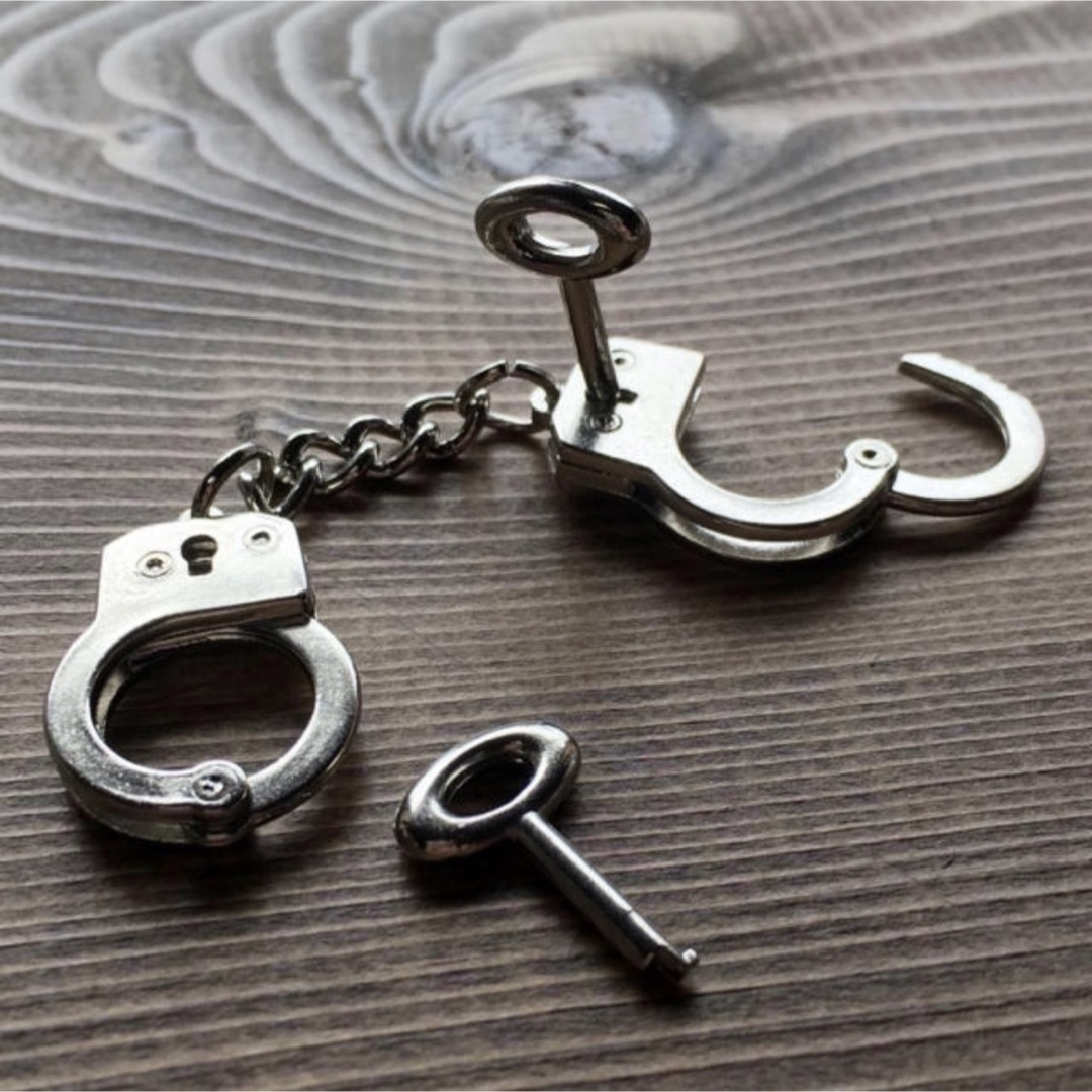 鎖つき手錠 指錠 チャーム 鍵セット ハンドメイドの素材/材料(各種パーツ)の商品写真