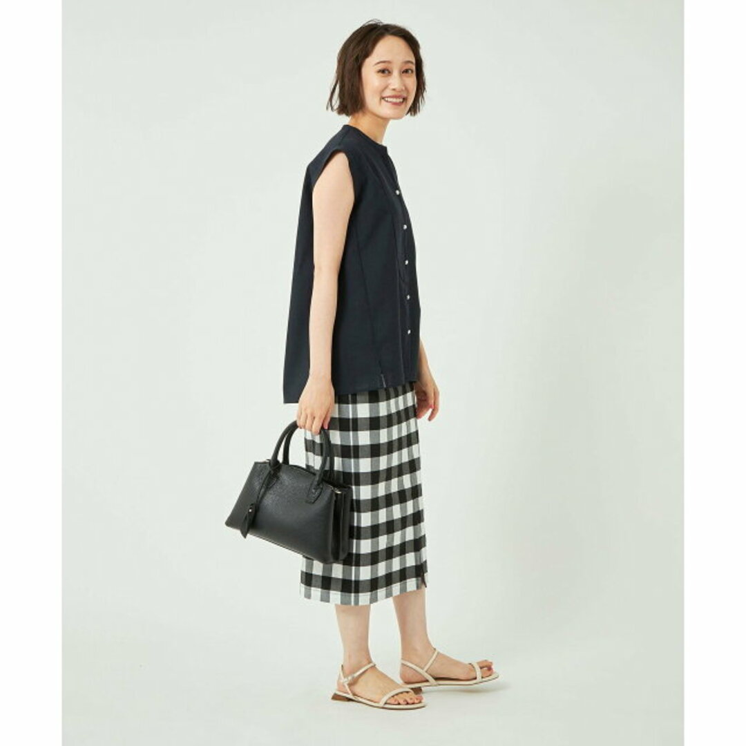 UNITED ARROWS green label relaxing(ユナイテッドアローズグリーンレーベルリラクシング)の【NAVY】シアー フェイクパールボタン ヨークデザイン ノースリーブ ブラウス レディースのトップス(シャツ/ブラウス(長袖/七分))の商品写真