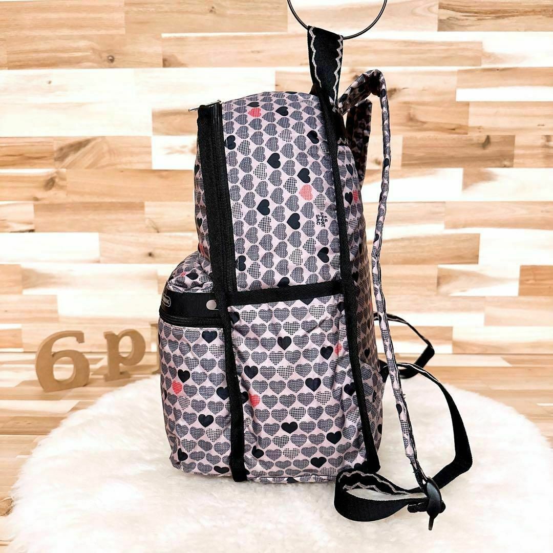 LeSportsac(レスポートサック)の美品【レスポートサック】ハート 総柄 リュック フリル柄 love ベージュ×黒 レディースのバッグ(リュック/バックパック)の商品写真