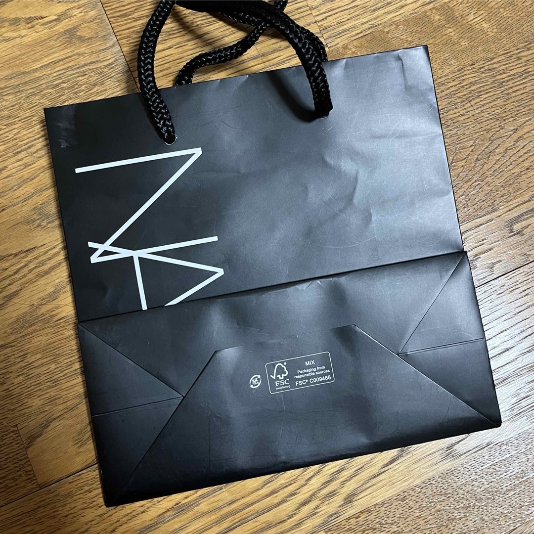 NARS ショッパー　紙袋　中サイズ レディースのバッグ(ショップ袋)の商品写真