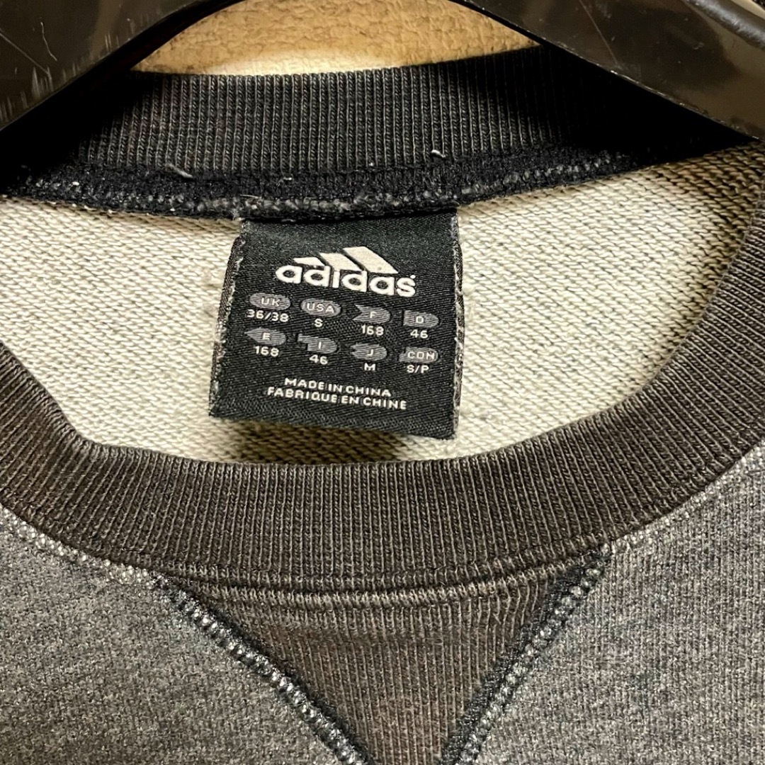 adidas(アディダス)のadidas アディダス  ダークグレー　濃灰色　シンプル　ロゴ　トレーナー メンズのトップス(スウェット)の商品写真