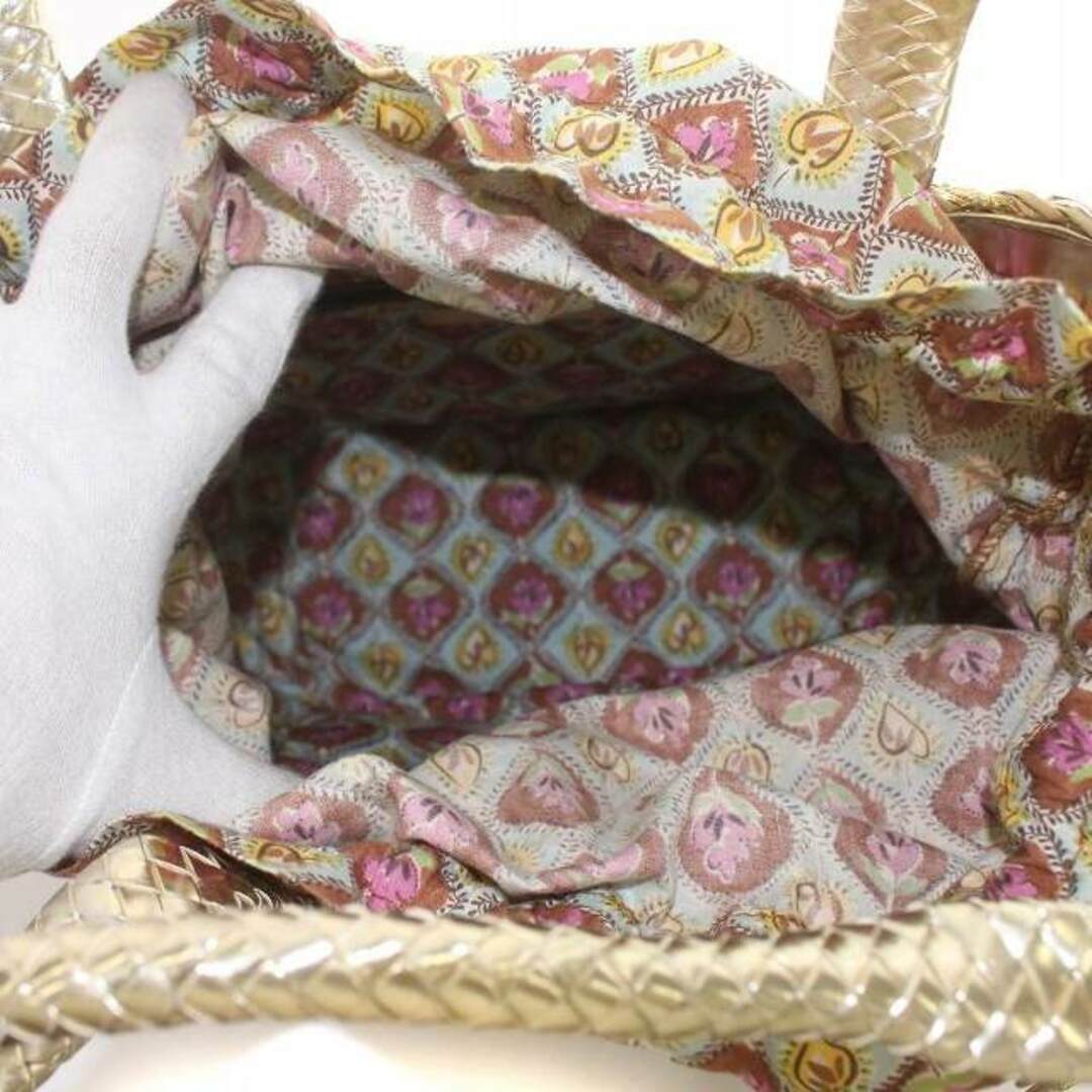 Samantha Thavasa(サマンサタバサ)のサマンサタバサ かごバッグ ハンドバッグ 編み込み ロゴ ハート型チャーム 茶 レディースのバッグ(かごバッグ/ストローバッグ)の商品写真