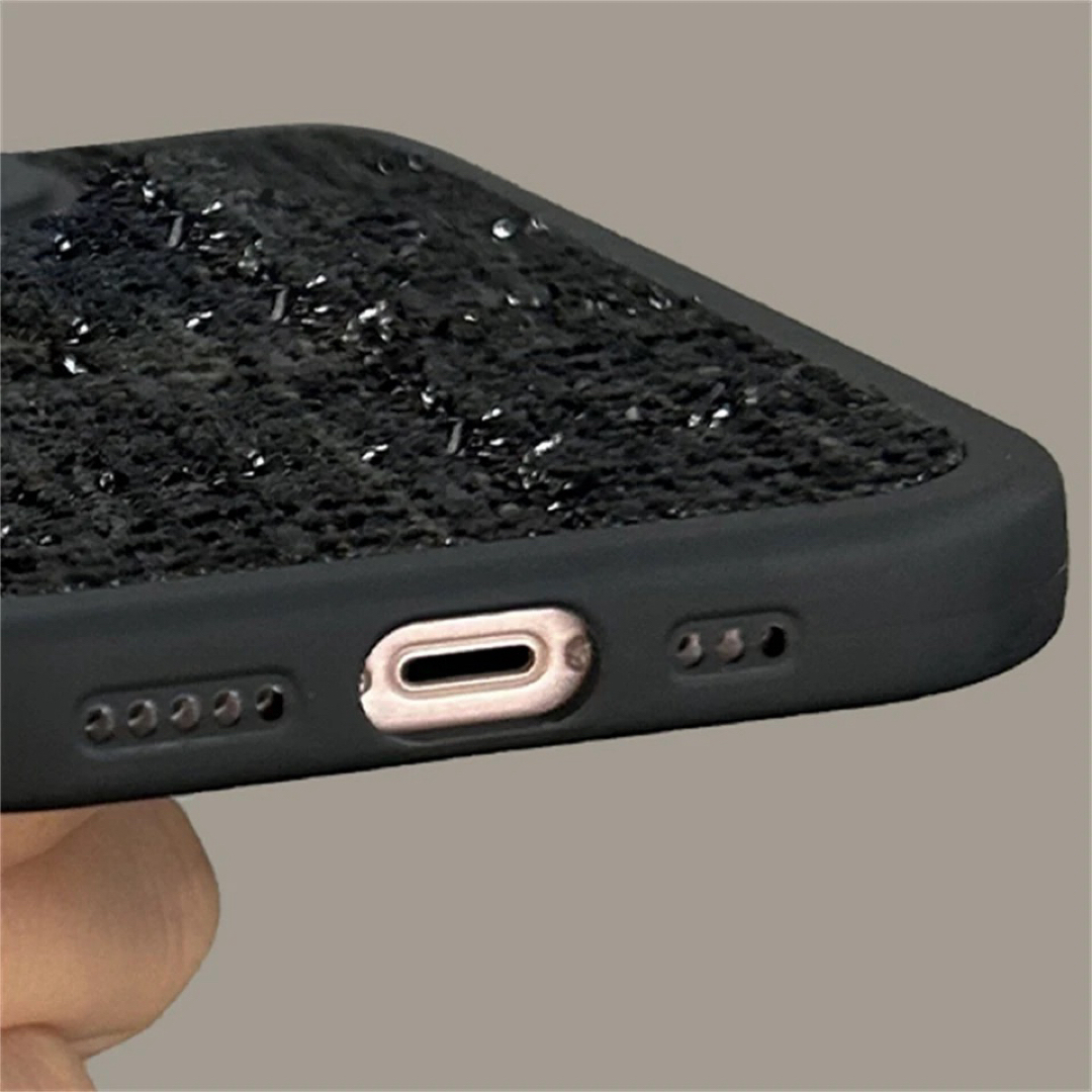【iPhone13ケース】ツイード クママスコット ハンドストラップ付 ブラック スマホ/家電/カメラのスマホアクセサリー(iPhoneケース)の商品写真