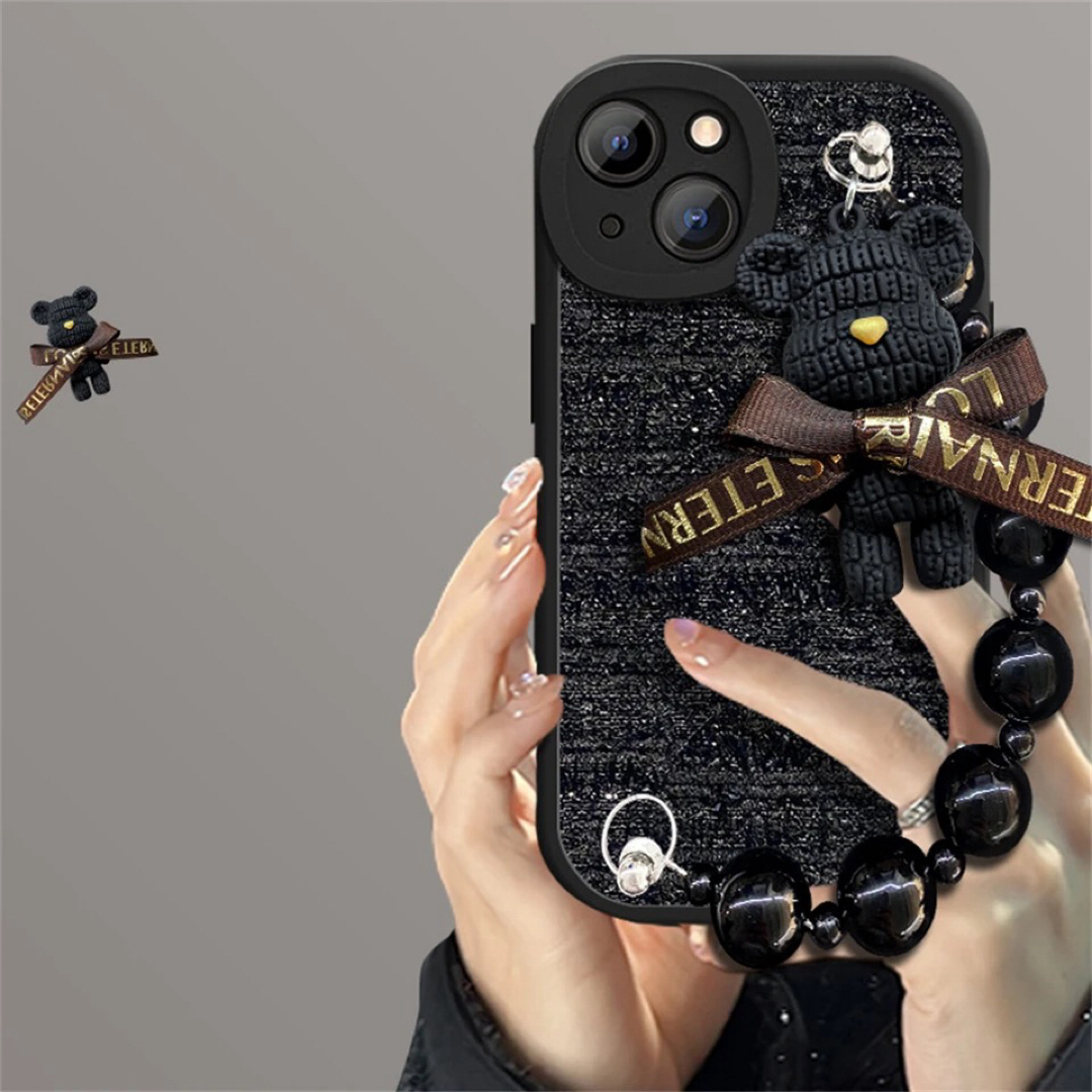 【iPhone13ケース】ツイード クママスコット ハンドストラップ付 ブラック スマホ/家電/カメラのスマホアクセサリー(iPhoneケース)の商品写真