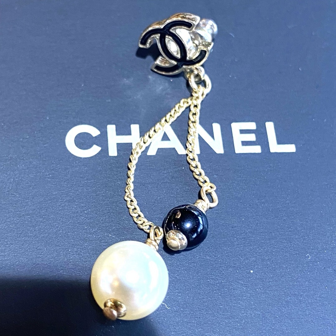 CHANEL(シャネル)のCHANEL 片耳ピアス　ロング　パール　ココマーク　シャネル　美品　箱付き レディースのアクセサリー(ピアス)の商品写真