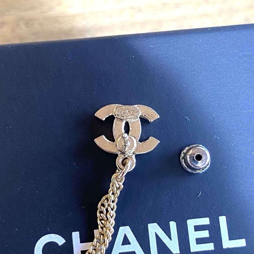 CHANEL(シャネル)のCHANEL 片耳ピアス　ロング　パール　ココマーク　シャネル　美品　箱付き レディースのアクセサリー(ピアス)の商品写真