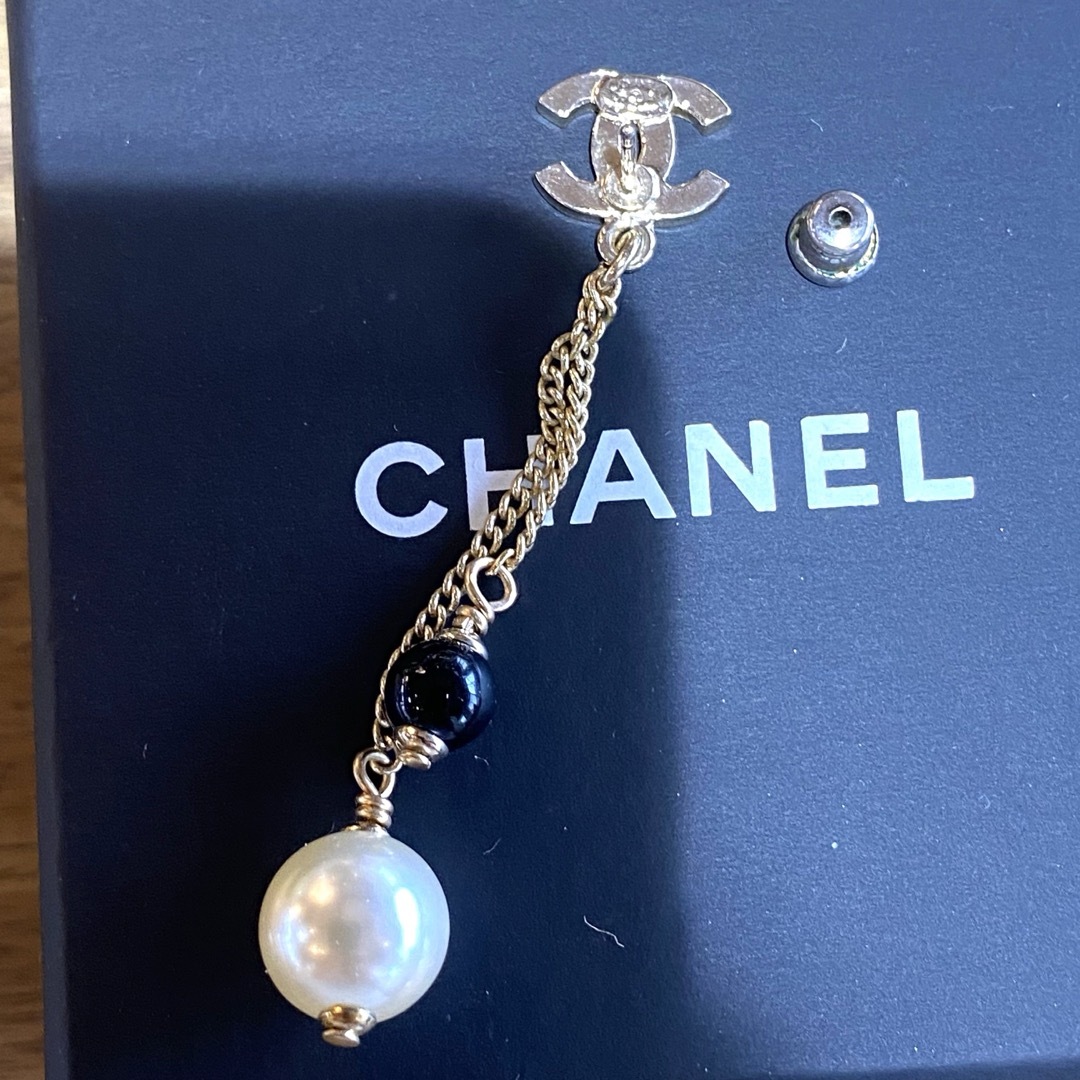 CHANEL(シャネル)のCHANEL 片耳ピアス　ロング　パール　ココマーク　シャネル　美品　箱付き レディースのアクセサリー(ピアス)の商品写真