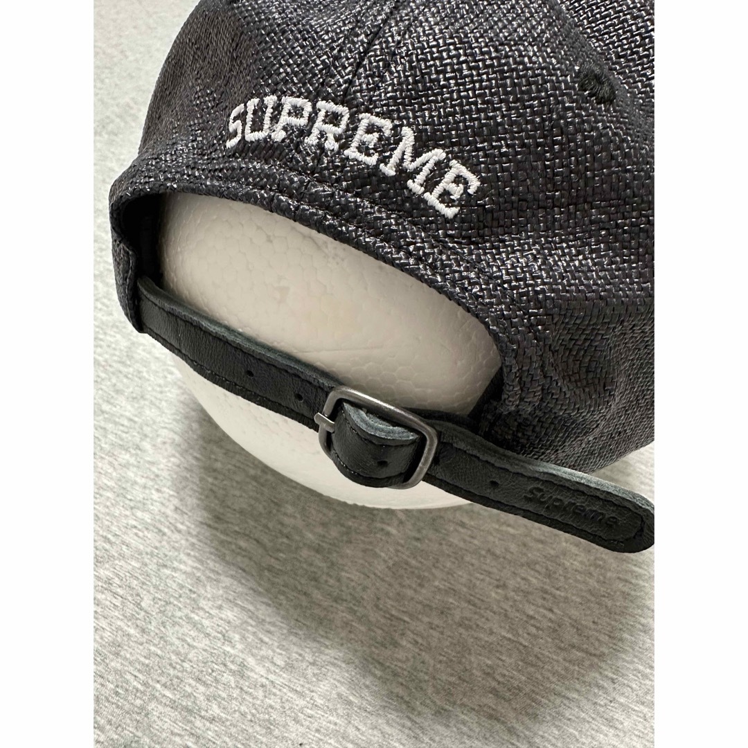 Supreme(シュプリーム)のSupreme Raffia Sロゴ 6-Panel cap BLACK メンズの帽子(キャップ)の商品写真