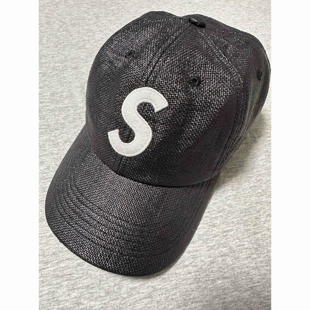 Supreme(シュプリーム)のSupreme Raffia Sロゴ 6-Panel cap BLACK メンズの帽子(キャップ)の商品写真