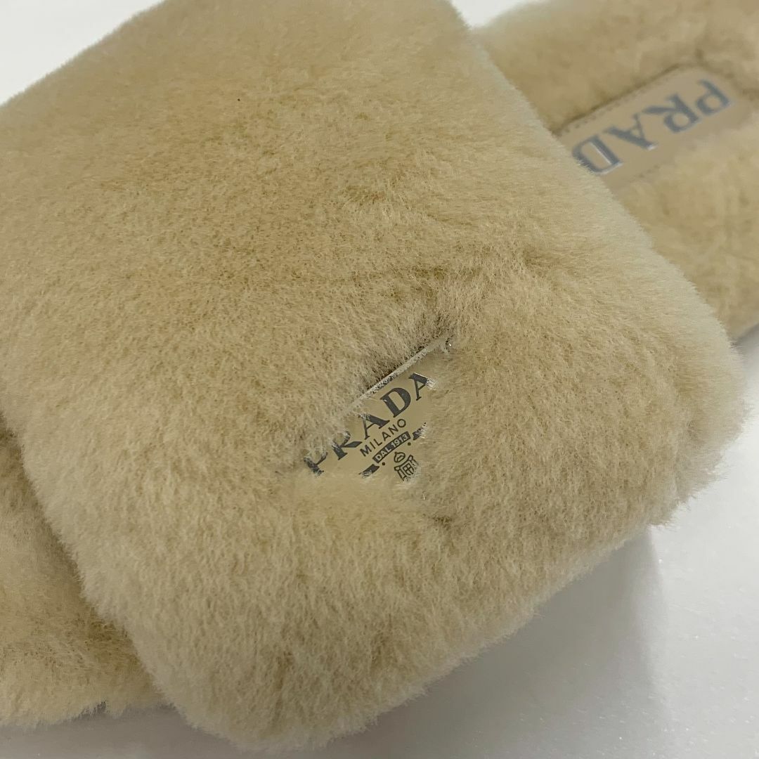 PRADA - 8858 未使用 プラダ ファー ロゴプレート フラット PRADA - 8858 未使用 プラダ ファー ロゴプレート フラット