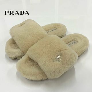 プラダ(PRADA)の8858 未使用 プラダ ファー ロゴプレート フラットサンダル ベージュ(サンダル)