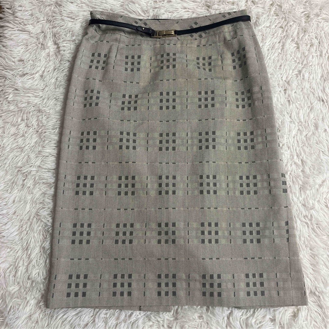 BURBERRY(バーバリー)の上品 バーバリーロンドン スカート XL チェック柄 グレー ベルト付き 黒 レディースのスカート(ひざ丈スカート)の商品写真