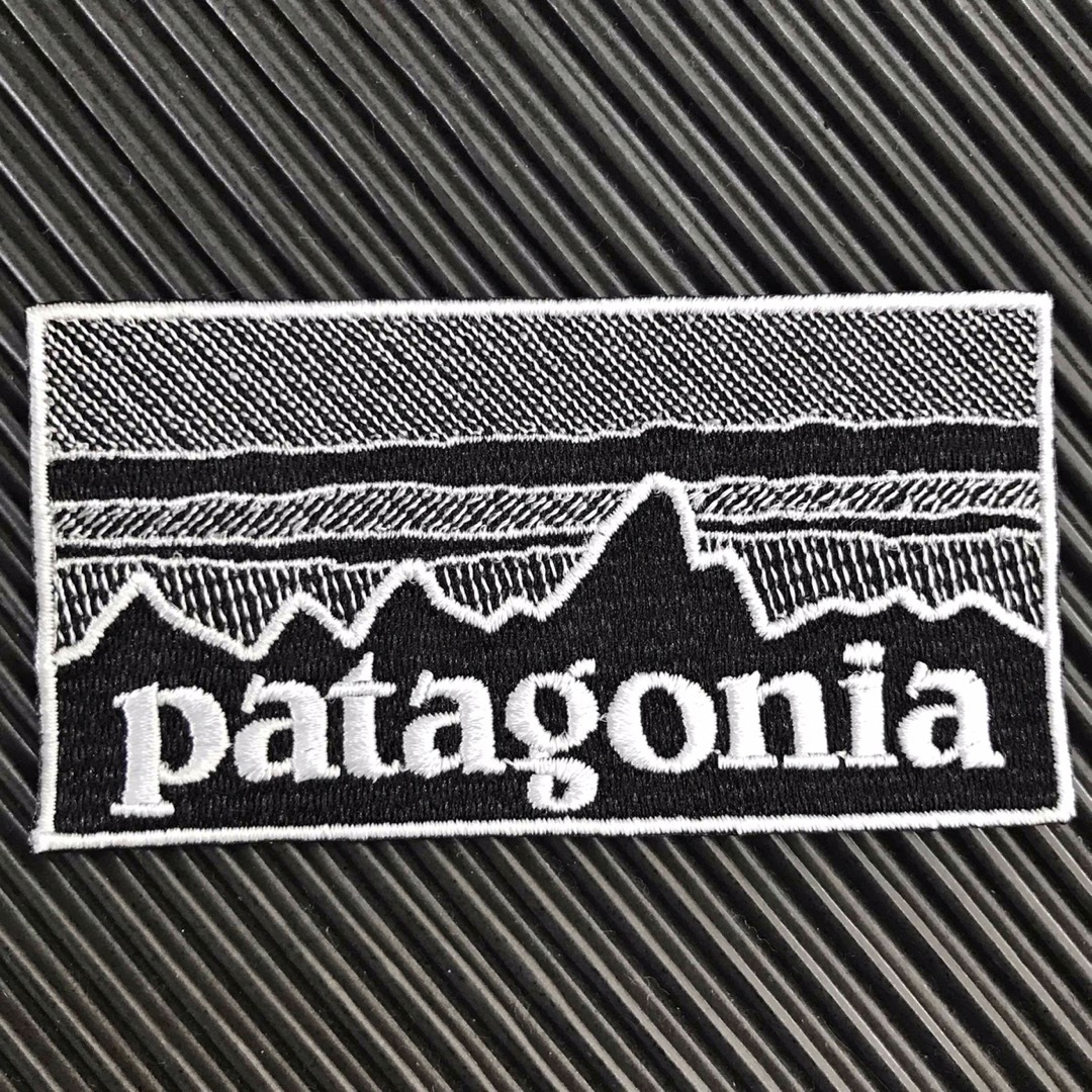 patagonia(パタゴニア)の90×48mm PATAGONIAフィッツロイ モノクロアイロンワッペン -2H ハンドメイドの素材/材料(各種パーツ)の商品写真