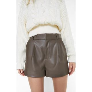 ZARA - ZARA フェイクレザーショートパンツ