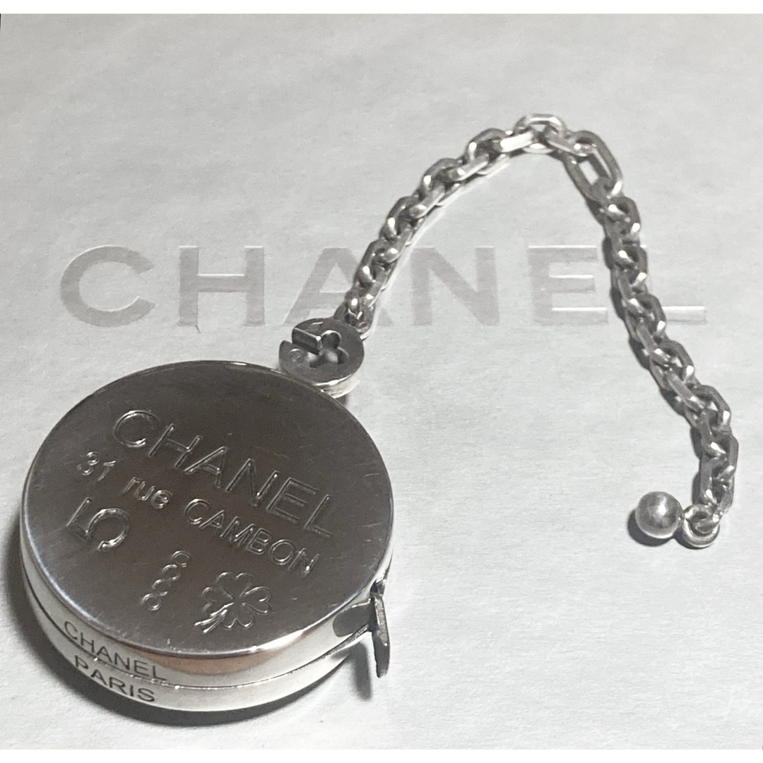 CHANEL(シャネル)のCHANEL 31 RUE CAMBONシルバー バックチャーム  レディースのファッション小物(その他)の商品写真