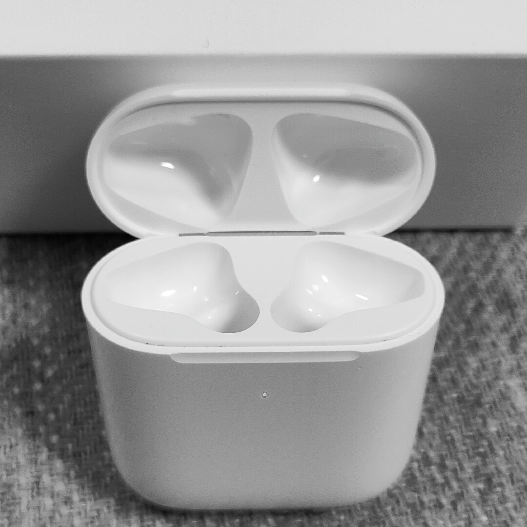 Apple(アップル)のApple AirPods 2世代 ワイヤレス充電ケースのみ 601 スマホ/家電/カメラのオーディオ機器(ヘッドフォン/イヤフォン)の商品写真