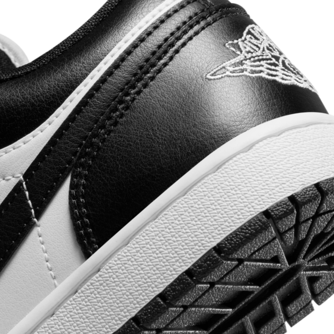 Jordan Brand（NIKE）(ジョーダン)の【新品23.5cm】NIKE エアジョーダン１LOW ホワイト/ブラック パンダ レディースの靴/シューズ(スニーカー)の商品写真