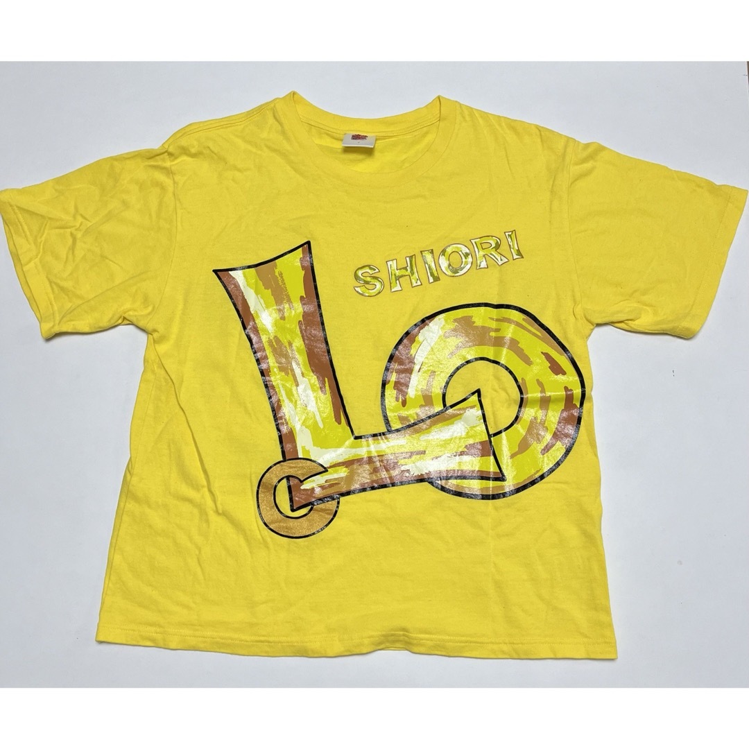 ももいろクローバーZ(モモイロクローバーゼット)のももいろクローバーZ LOVE Tシャツ黄色　しおりん エンタメ/ホビーのタレントグッズ(アイドルグッズ)の商品写真