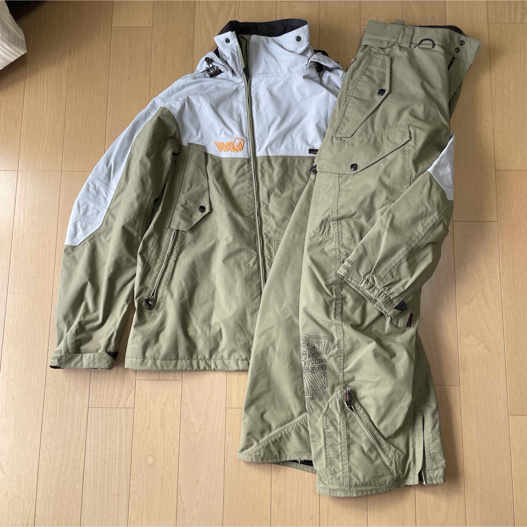 volcom(ボルコム)のボルコムVOLCOM スキー/スノボウェア　サイズM 中古 スポーツ/アウトドアのスノーボード(ウエア/装備)の商品写真