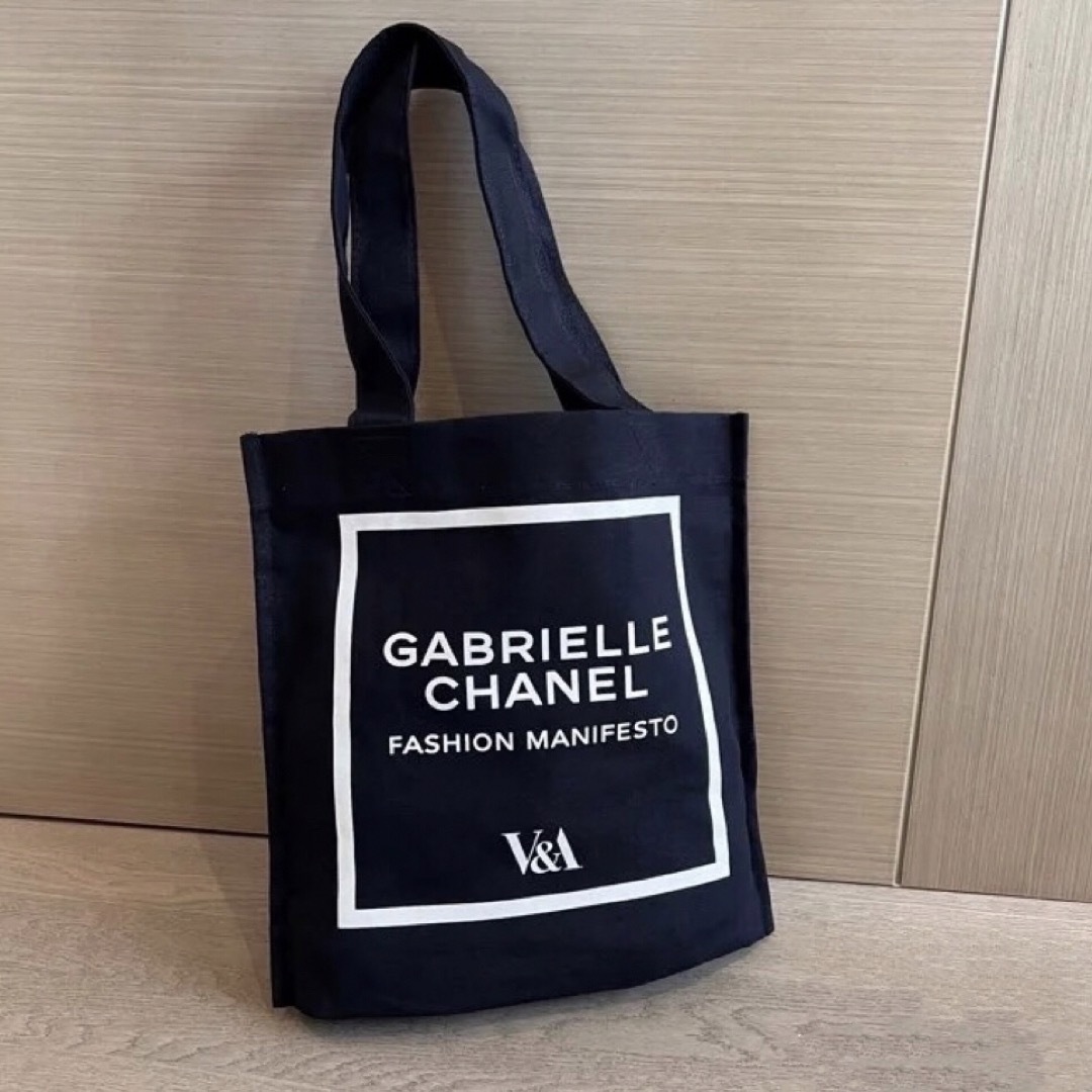 CHANEL(シャネル)のロンドンV&A ミュージアム シャネル 限定トートバッグ エコバッグ ブラック レディースのバッグ(エコバッグ)の商品写真