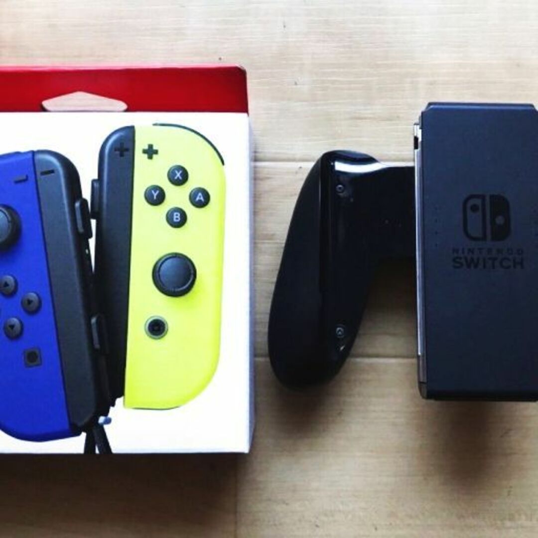 任天堂(ニンテンドウ)のSwitch Joy-Con(L)ブルー/(R)ネオンイエロー & グリップ エンタメ/ホビーのゲームソフト/ゲーム機本体(携帯用ゲーム機本体)の商品写真