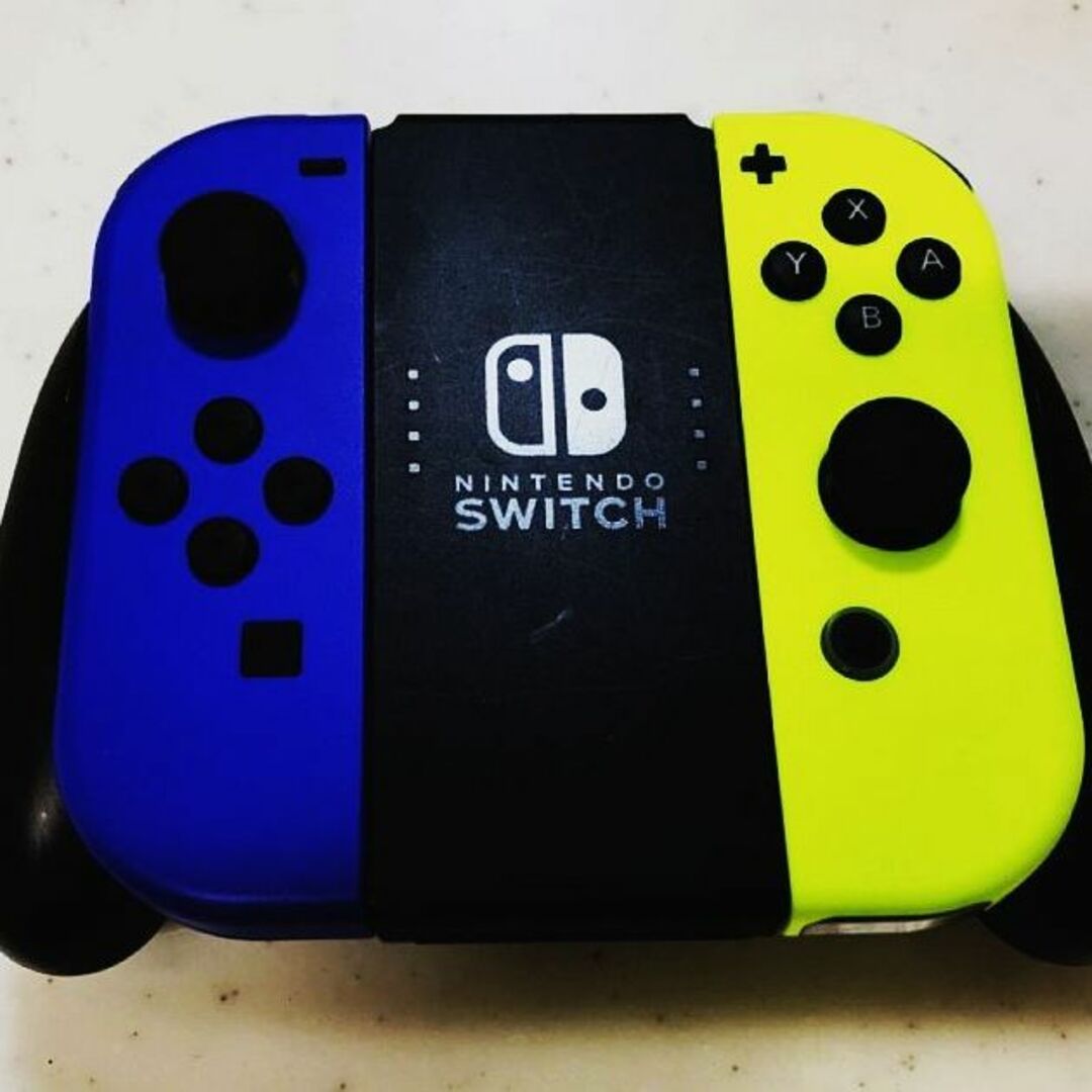 任天堂(ニンテンドウ)のSwitch Joy-Con(L)ブルー/(R)ネオンイエロー & グリップ エンタメ/ホビーのゲームソフト/ゲーム機本体(携帯用ゲーム機本体)の商品写真