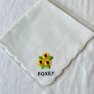 フォクシー　ひまわり　ロゴ刺繍　ハンカチ　ホワイト