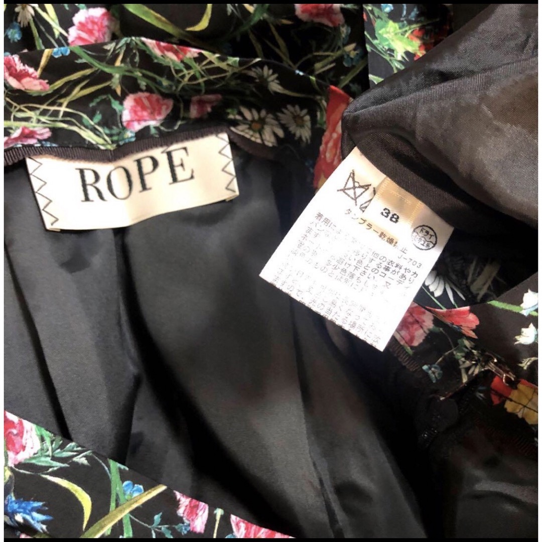 ROPE’(ロペ)のROPE ラインフラワー柄 タックギャザー フレアスカート。サイズ38 黒 膝丈 レディースのスカート(ひざ丈スカート)の商品写真