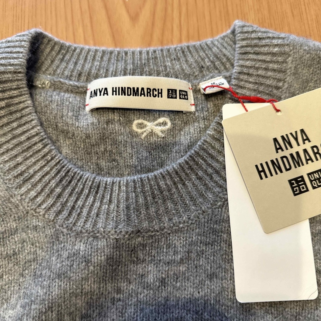 ANYA HINDMARCH(アニヤハインドマーチ)のANYAHINDMARCH×UNIQLO ニット　グレー　新品　Mサイ レディースのトップス(ニット/セーター)の商品写真