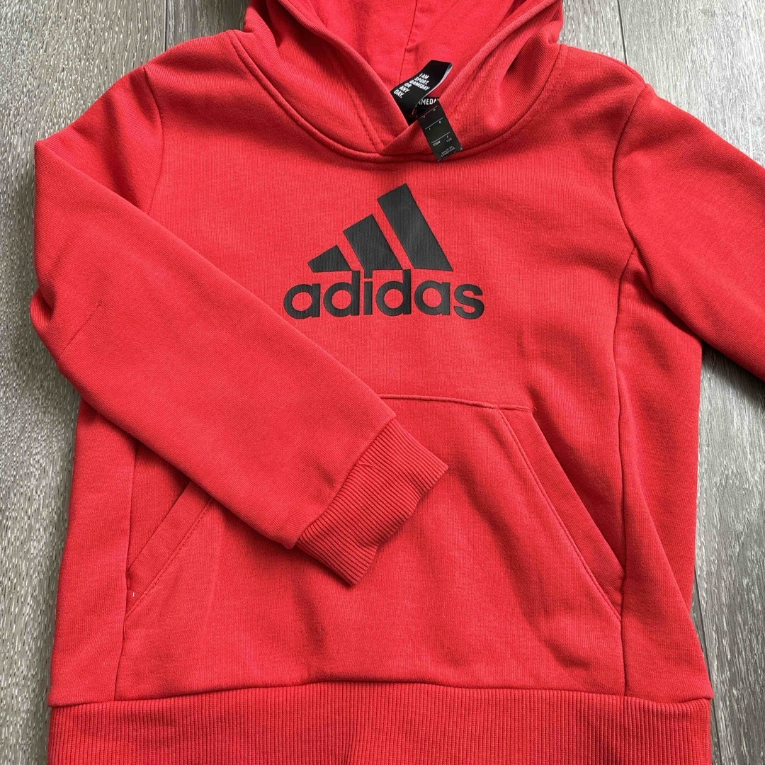 adidas(アディダス)のアディダス☆パーカー☆120センチ キッズ/ベビー/マタニティのキッズ服男の子用(90cm~)(Tシャツ/カットソー)の商品写真