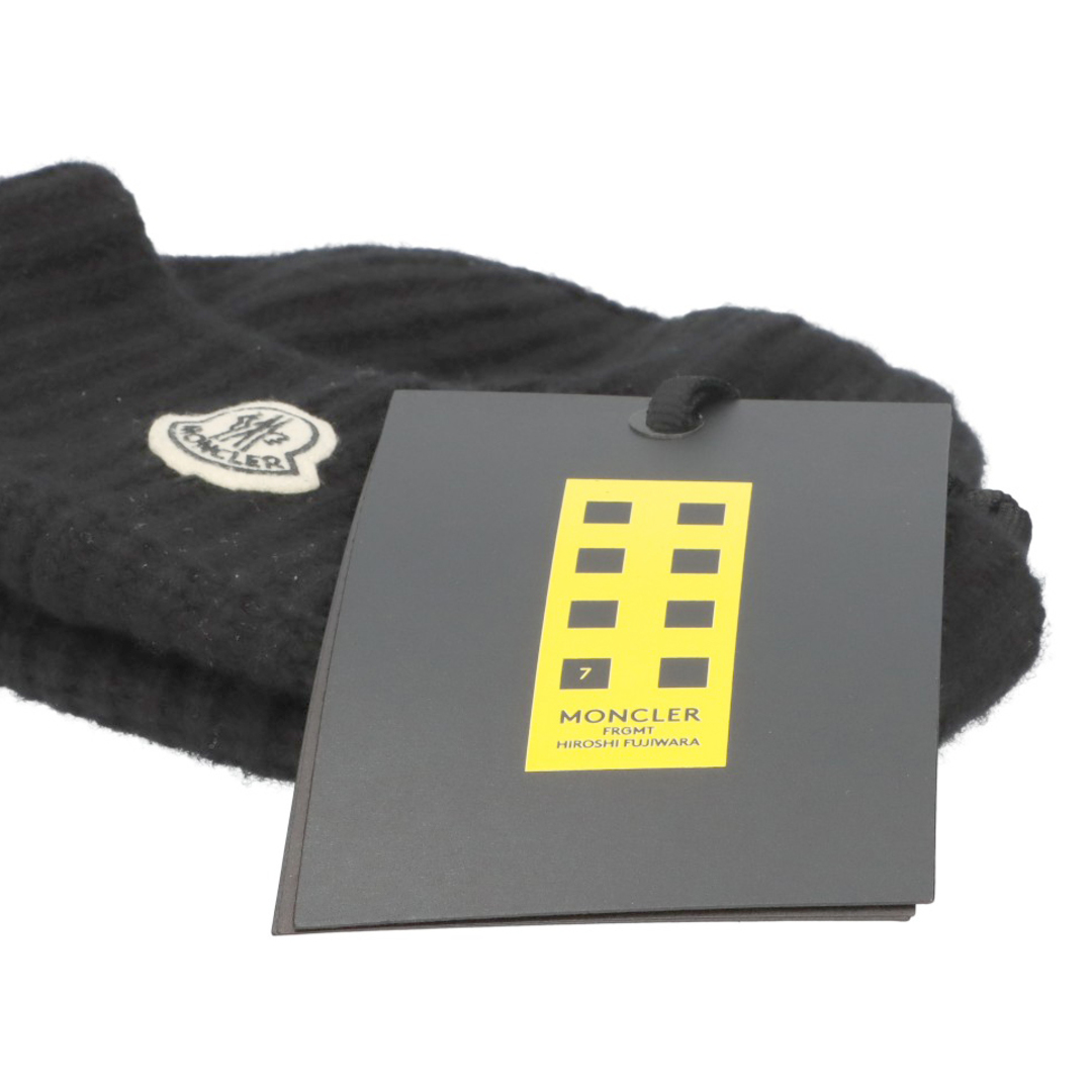 MONCLER(モンクレール)のMONCLER モンクレール BERRETTO TRICOT Fragment Knit Beanie フラグメント ロゴワッペン ビーニー ニットキャップ I209U3B00001 A9303 ブラック メンズの帽子(ニット帽/ビーニー)の商品写真