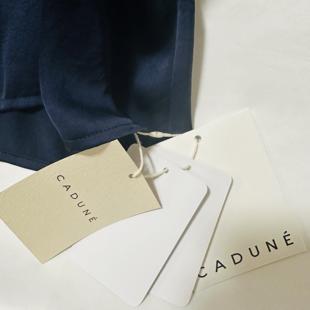 CADUNE ≪神崎恵さんコラボ≫サテンボウタイブラウス 紺 CADUNE ≪神崎恵さんコラボ≫サテンボウタイブラウス 紺