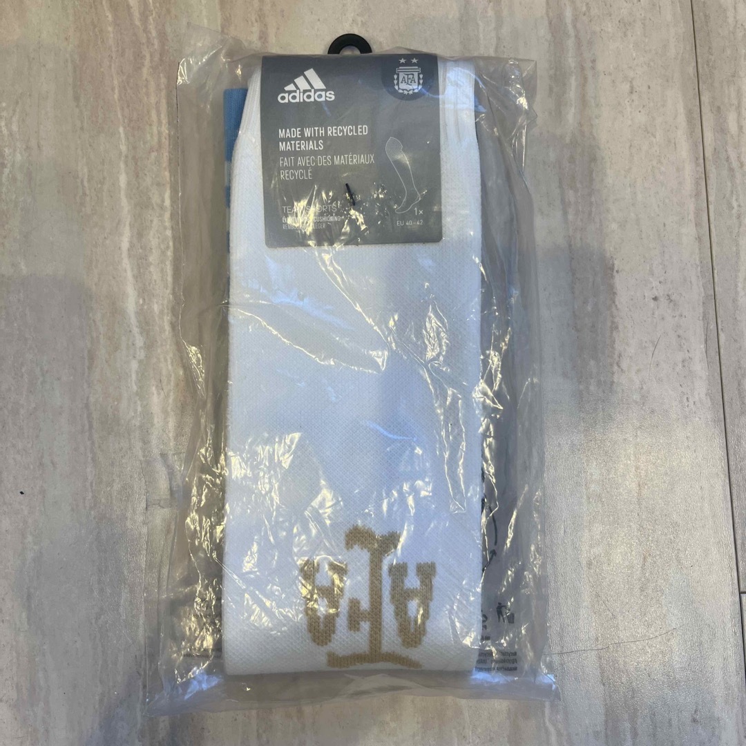 adidas(アディダス)の【新品・未開封】adidasサッカーソックス アルゼンチン代表 25-27cm スポーツ/アウトドアのサッカー/フットサル(その他)の商品写真