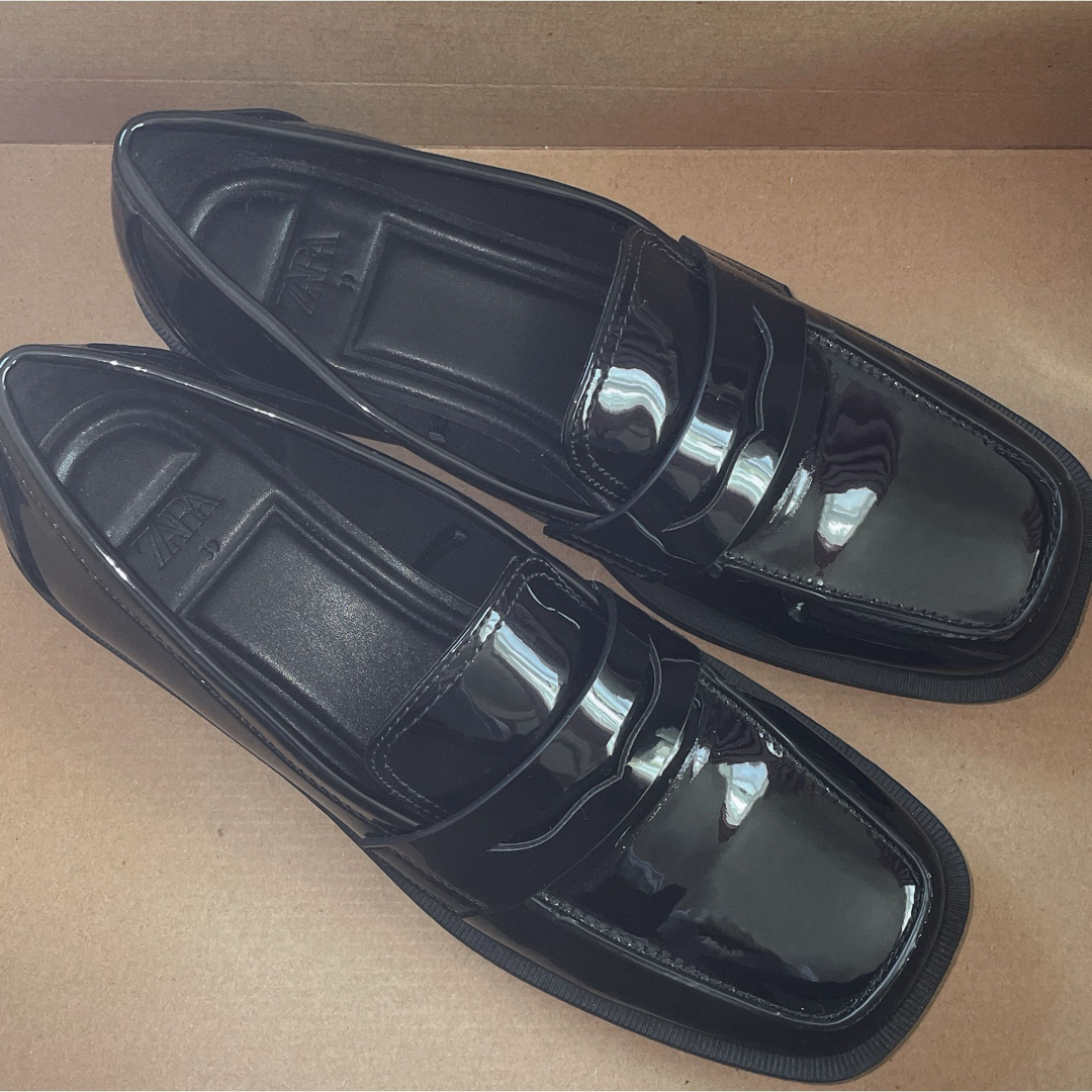 ZARA(ザラ)のZARA 39 レザーフィニッシュローファー ブラック レディースの靴/シューズ(ローファー/革靴)の商品写真