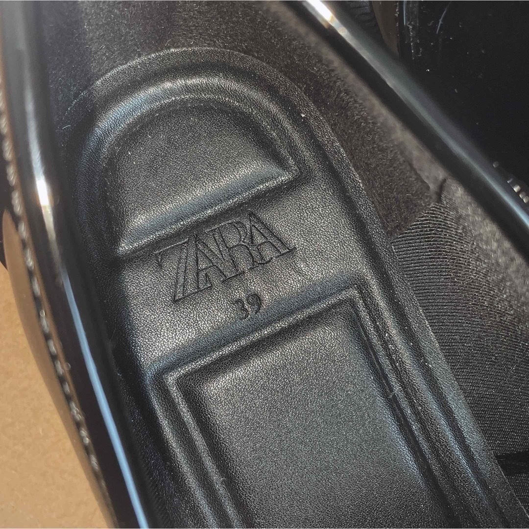 ZARA(ザラ)のZARA 39 レザーフィニッシュローファー ブラック レディースの靴/シューズ(ローファー/革靴)の商品写真