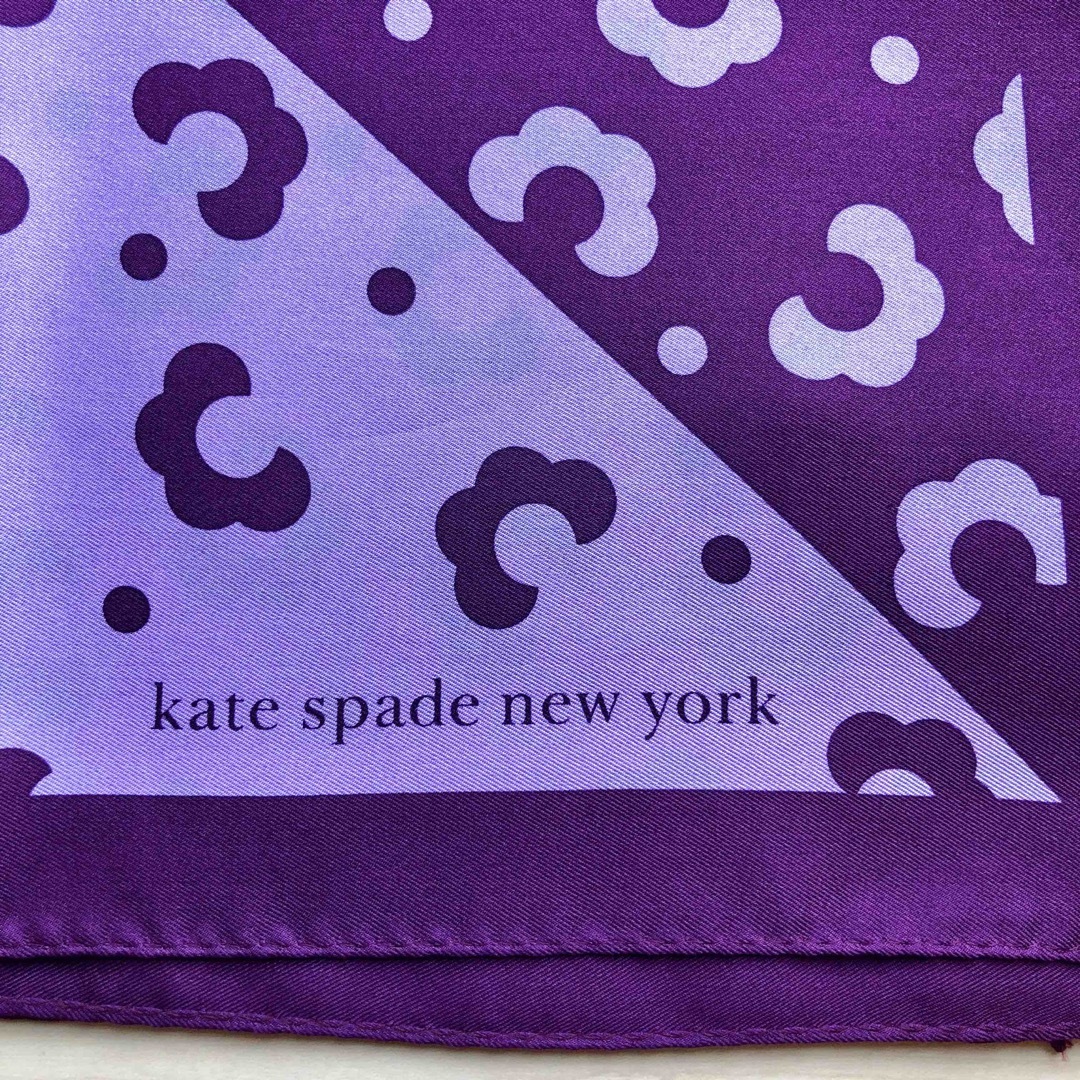 kate spade new york(ケイトスペードニューヨーク)の★新品★ケイトスペード　シルク１００％　スカーフ　パープル　手洗い可　日本製 レディースのファッション小物(バンダナ/スカーフ)の商品写真