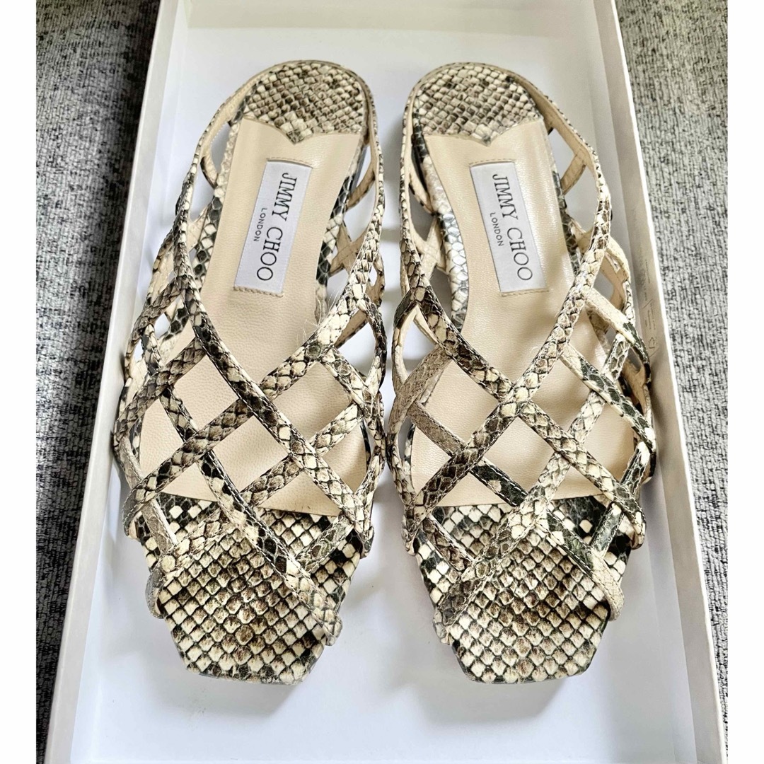 JIMMY CHOO(ジミーチュウ)のJIMMY CHOO フラットサンダル SAI FLAT レディースの靴/シューズ(サンダル)の商品写真