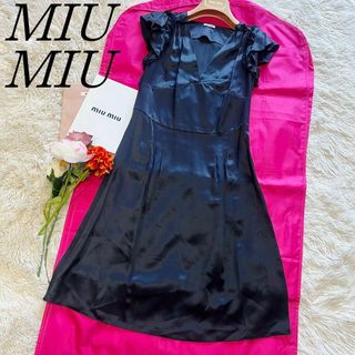 ミュウミュウ(miumiu)の【美品】MIU MIU サテンロングワンピース ネイビー Ｖネック 40 半袖(ロングワンピース/マキシワンピース)