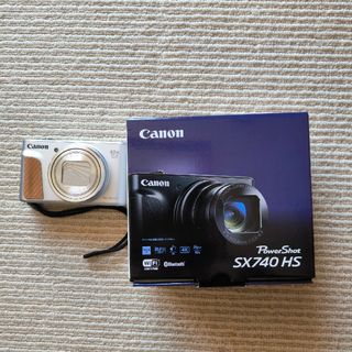 キヤノン(Canon)のPowerShot SX740 HS （シルバー）新品に近い(コンパクトデジタルカメラ)