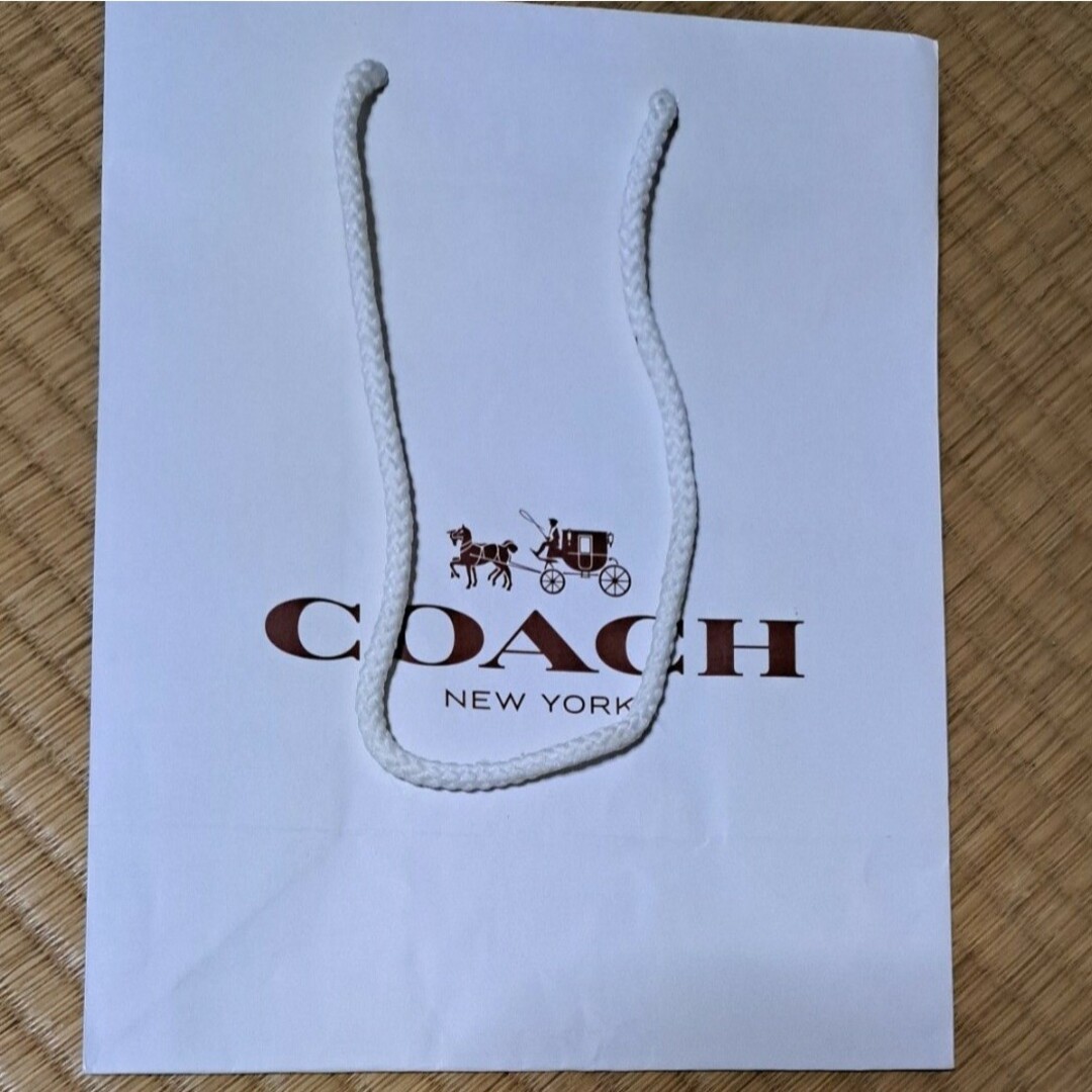 COACH(コーチ)のCOACH　手袋　ショッパー付き　黒　ブラック　コーチ レディースのファッション小物(手袋)の商品写真