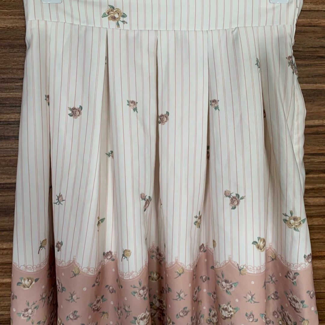 ARROW(アロー)のアロー arrow スカート Mサイズ 白 ホワイト ピンク 花柄 レディースのスカート(ひざ丈スカート)の商品写真