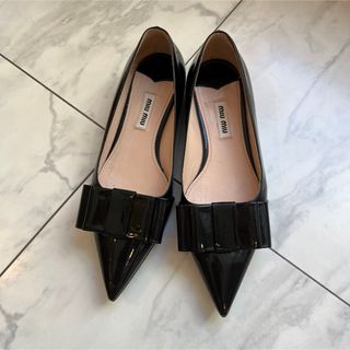 ミュウミュウ(miumiu)の美品　miu miu リボン　リボン　スリムトゥフラットシューズ　35.5(ハイヒール/パンプス)