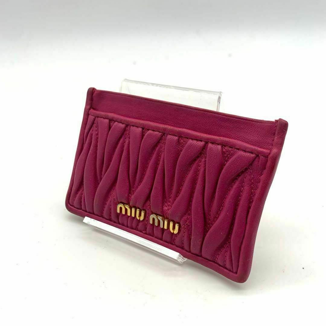 miumiu(ミュウミュウ)の美品 ミュウミュウ カードケース マテラッセ レザー 赤 ピンク ゴールド金具 レディースのファッション小物(その他)の商品写真