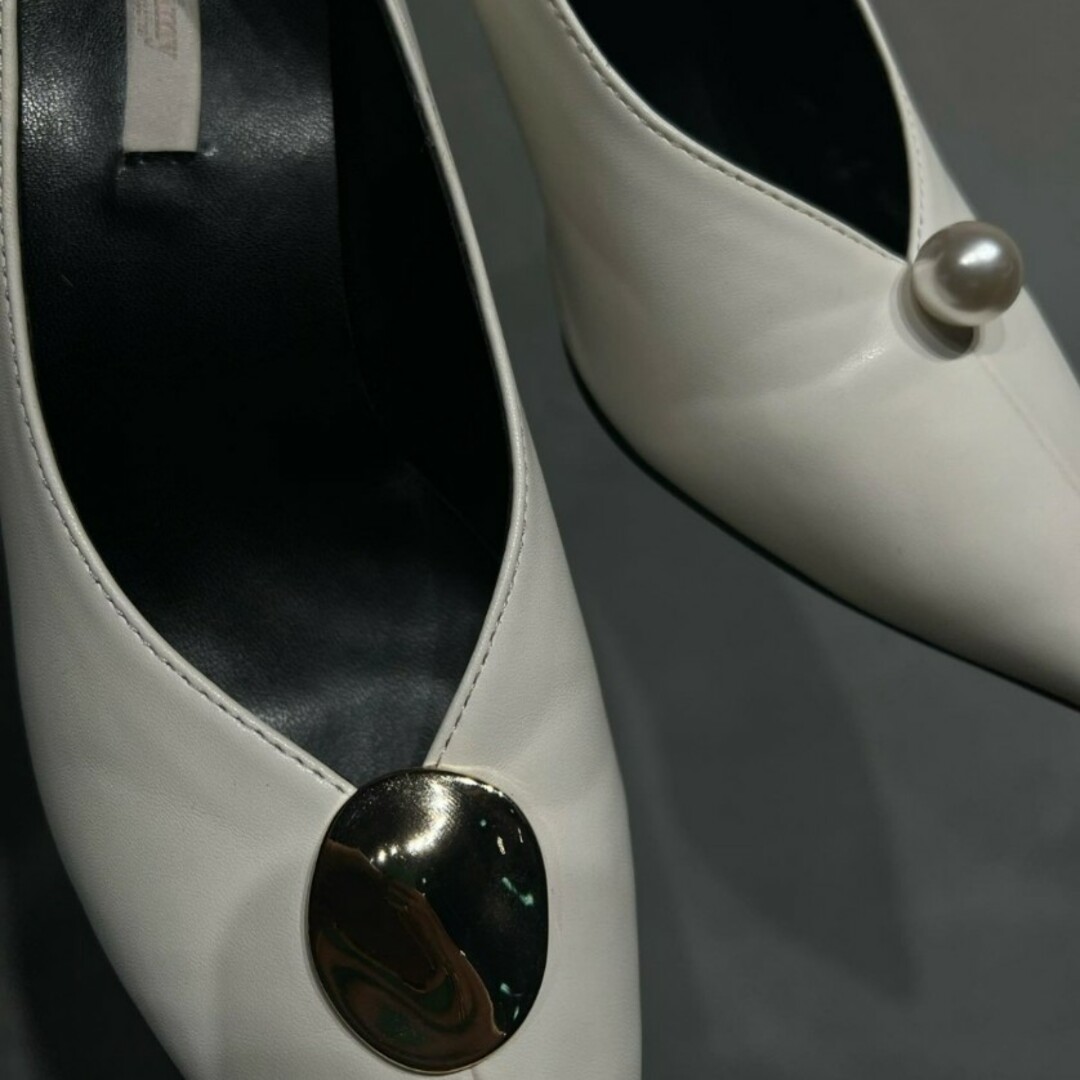 eimy istoire(エイミーイストワール)のアシンメトリーチャームパンプス レディースの靴/シューズ(ハイヒール/パンプス)の商品写真