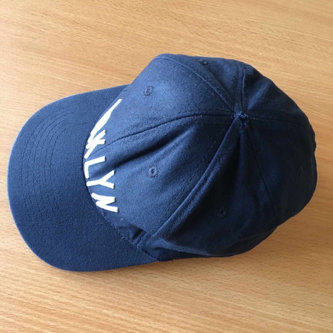 BROWNY(ブラウニー)のBROWNY キャップ 帽子 CAP 紺色　フリーサイズ　ロゴ　中古 メンズの帽子(キャップ)の商品写真